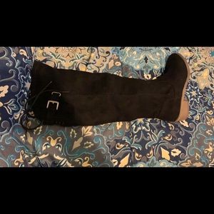 Guess. Black knees boots 👢